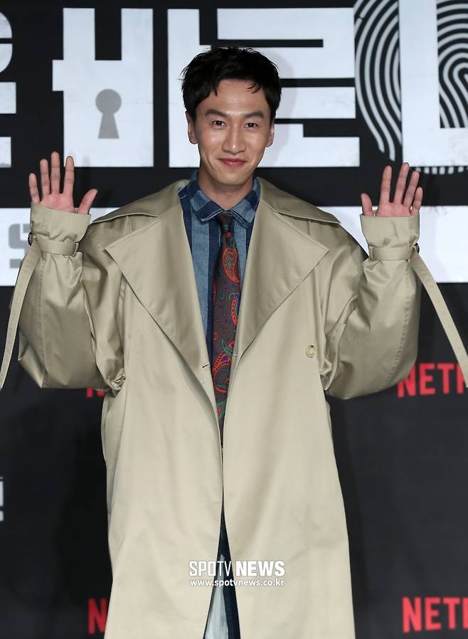 Actor Lee Kwang-soo leaves SBS entertainment program Running Man.Lee Kwang-soo agency King Kong By Starship said, Lee Kwang-soo will be disjointing on SBS Running Man for the last time on May 24th.Lee Kwang-soo was steadily undergoing rehabilitation treatment last year due to injuries caused by the accident, according to the agency.However, there are some difficult parts to maintain the best condition during shooting, so I decided to have time to reorganize my body and mind after a long discussion with the members, production team, agency.It was not easy to decide that it was disjoint in the program Yi Gi, which had a short period of 11 years, but I decided that it would take physical time to show better things in future activities, the agency said.I sincerely thank you for your interest and love for Lee Kwang-soo through Running Man, and Lee Kwang-soo will greet you with a healthy and bright look.The following is Lee Kwang-soo Running Man disjoint admission.Hello, King Kong by Starship.Actor Lee Kwang-soo will announce that he will be disjointed on SBS <Running Man> for the last time on May 24th (Month).Lee Kwang-soo was undergoing steady rehabilitation treatment due to injuries caused by an accident last year, but there were some parts that were difficult to maintain the best condition when shooting.After the accident, I decided to have time to reorganize my body and mind after a long discussion with the members, the production team, and the agency.It was not easy to decide that the program Yi Gi, who had been in a short period of 11 years, was disjoint, but I decided that it would take physical time to show better things in future activities.I would like to express my sincere gratitude to Lee Kwang-soo for his interest and love through the Running Man. I will greet Lee Kwang-soo in a healthy and bright manner.Thank you.=