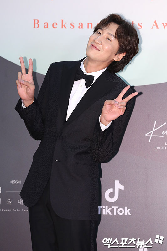 Actor Lee Kwang-soo disjoints in SBS entertainment program Running Man.On the 27th, agency King Kong by Starship announced, Lee Kwang-soo will disjoint on Running Man for the last time on May 24th.Lee Kwang-soo was undergoing steady rehabilitation due to injuries caused by Acid last year, but there were some difficult parts to maintain the best condition when shooting.Since the Acident, I have decided to have time to reorganize my body and mind after a long discussion with the members, the production team, and the agency. Lee Kwang-soo underwent ankle surgery last year after being contacted by a signal-breaking vehicle.Lee Kwang-soo joined Running Man in 2010 and has been active for 11 years.Through Running Man, it became very popular in Asia as well as in Korea and got the nickname Asia Prince.The following is an official position statement by Lee Kwang-soo agency:Hello, King Kong by Starship.Actor Lee Kwang-soo will announce that he will be disjointed on SBS <Running Man> for the last time on May 24th (Month).Lee Kwang-soo was undergoing steady rehabilitation treatment due to injuries caused by Acid last year, but there were some areas where it was difficult to maintain the best condition when shooting.Since the Acident, we have decided to have time to reorganize our bodies and minds after a long discussion with members, crews, and agencies.It was not easy to make a decision called disjoint because it was a program that had a short period of 11 years, but I decided that it needed physical time to show better things in future activities.I would like to express my sincere gratitude to Lee Kwang-soo for his interest and love through the Running Man. I will greet Lee Kwang-soo in a healthy and bright manner.Thank you.Photo = DB