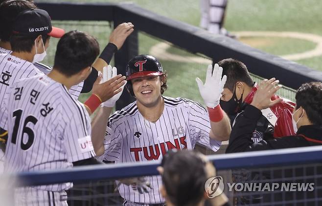 '어서와' (서울=연합뉴스) 이지은 기자 = 27일 오후 서울 잠실야구장에서 열린 프로야구 롯데와 LG의 경기. 3회말 1사 상황에서 LG 라모스가 솔로홈런을 친 뒤 더그아웃으로 들어와 동료들의 축하를 받고 있다. 2021.4.27 jieunlee@yna.co.kr