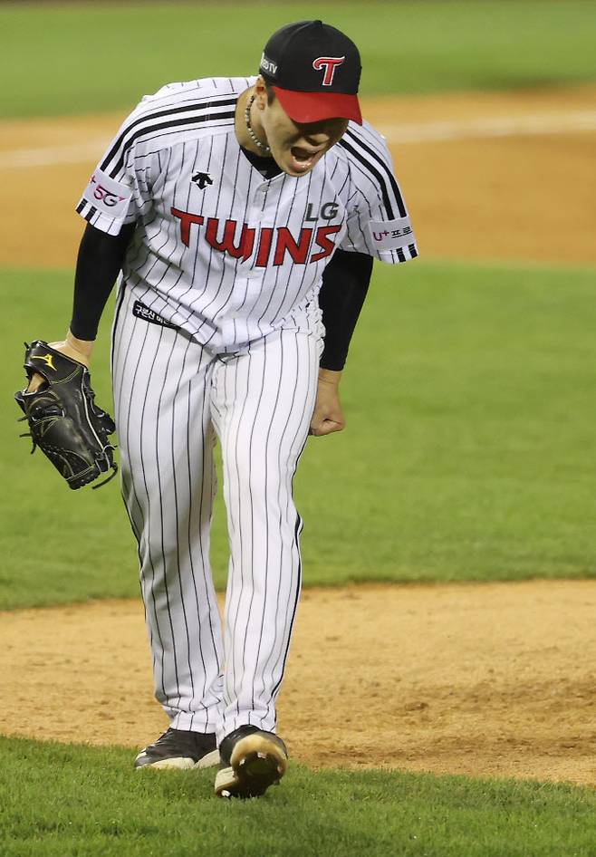 27일 오후 잠실야구장에서 열린 프로야구 롯데와 LG의 경기. 8회초 2사 만루 상황에서 LG투수  김대유가 롯데 오윤석을 삼진아웃 시킨 뒤 포효하고 있다. 사진=연합뉴스