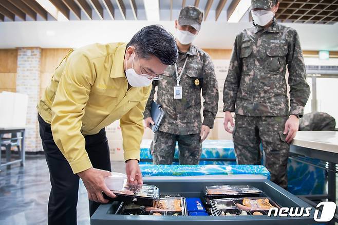 서욱 국방부 장관이 지난 24일 오전 해군2함대사령부를 방문해 코로나19 4차 유행 차단을 위한 방역태세와 필수적·예방적 차원에서 격리된 장병들을 위한 시설, 급식 지원 등을 점검하고 있다. (국방부 제공) 2021.4.24/뉴스1 © News1 임세영 기자