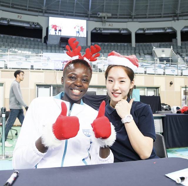 듀크와 함께. 사진제공=이지언 통역