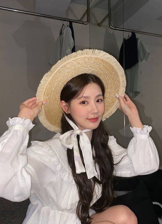Mi-yeon said on his SNS on the 27th, Weekly Sujin, Monday, Purple Kiss Goeun, Suan, who made Children of Words a Sketchbook today.We also met together in the next week. We were happy today. Mi-yeon in the open photo is wearing a straw hat in a white blouse. A smile and a doll-like visual make fans excited.Fans who encountered the photos responded such as Jo Mi-yeons Sketchbook was fun, Mi-yeon is cute and Meet next week.On the other hand, Mi-yeon is communicating with fans as a sole host of Naver NOW. Children of Words.Group (G)I-DLE, to which Mi-yeon belongs, releases a new Universe music song, Last Dance (Prod. GroovyRoom) tomorrow (29th).