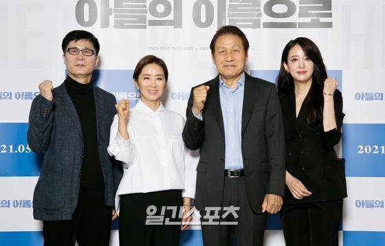 이정국 감독, 배우 윤유선, 안성기, 이세은이 28일 오후 서울 광진구 자양동 롯데시네마 건대입구점에서 열린 영화 '아들의 이름으로' 시사회에 참석해 포토타임을 갖고 있다. '아들의 이름으로'(감독 이정국)는 1980년 5월 광주에 있었던 오채근(안성기)이 아들과의 약속을 지키기 위해 반성 없는 자들에게 복수하는 이야기를 담은 영화로 안성기, 윤유선 등이 열연했다. 5월 12일 개봉. 〈사진=엣나인필름 제공〉 김진경 기자 kim.jinkyung@jtbc.co.kr/2021.04.28/