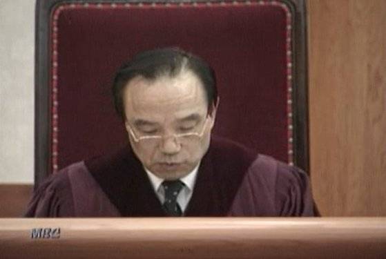 1999년 12월 23일 헌법재판소는 군 가산점 제도에 대해 9명 전원 일치 위헌 판결을 내렸다. 사진은 정경식 재판관이 위헌 결정문를 읽는 모습. MBC 캡처