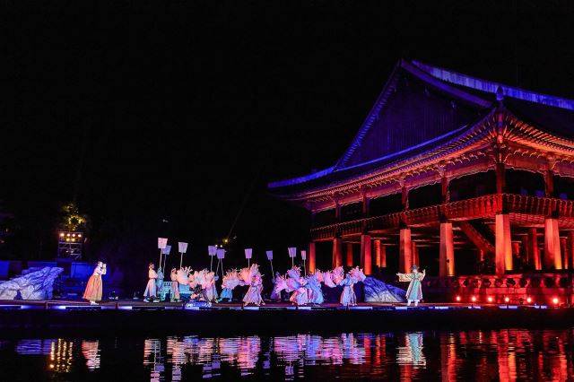지난해 9월 궁중문화축전 프로그램의 하나로 열린 경복궁에서 열린 '경회루 판타지-궁중연화'은 심청전을 소재로 한 국악 뮤지컬이다. 원래 봄에 열릴 예정이었지만 코로나19로 궁중문화축전이 가을로 연기되면서 공연 역시 연기됐다.  한국문화재재단 제공