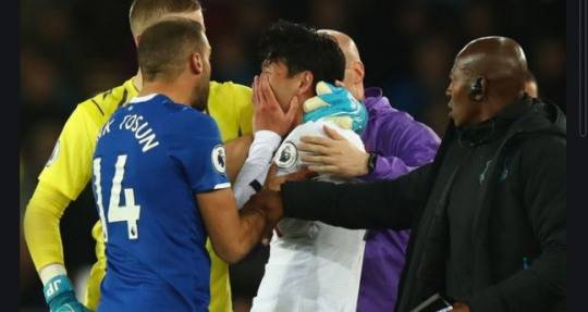 에버튼 고메즈에 반칙을 한 후