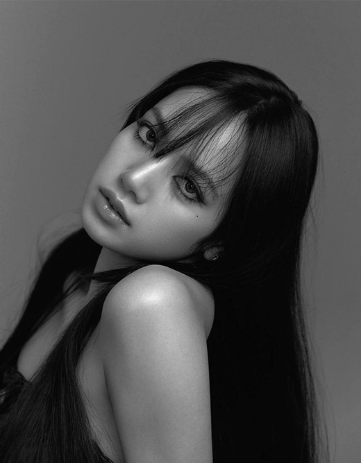 On Friday, Lisa posted a photo on her personal Instagram without comment; Lisa, in the photo, posed with her head slightly tilted.Lisa, who showed sexy visuals without filtration with right-angle shoulders and thick lips, gazed at the camera with a blank expression and exhaled infinite charisma.Lisas reversal charm, which is usually open and cute, is receiving the love of fans in one body, is continuing a hot reaction.The netizen who saw this responded Lisa is getting more and more beautiful these days, it was already enough and I was really beautiful and I watched it.copyright holder c