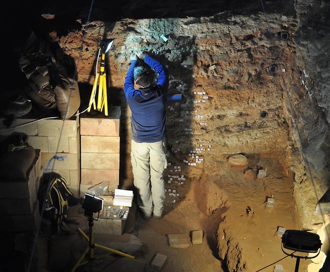 예루살렘 히브리대의 론 샤아르 교수가 180만 년 전 인류 최고의 거주지인 본데르베르크 동굴을 조사하고 있다./Michael Chazan