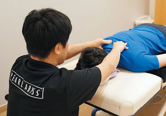 펄어비스 사내에서 한 직원이 전문 안마사의 마사지를 받는 모습. /펄어비스