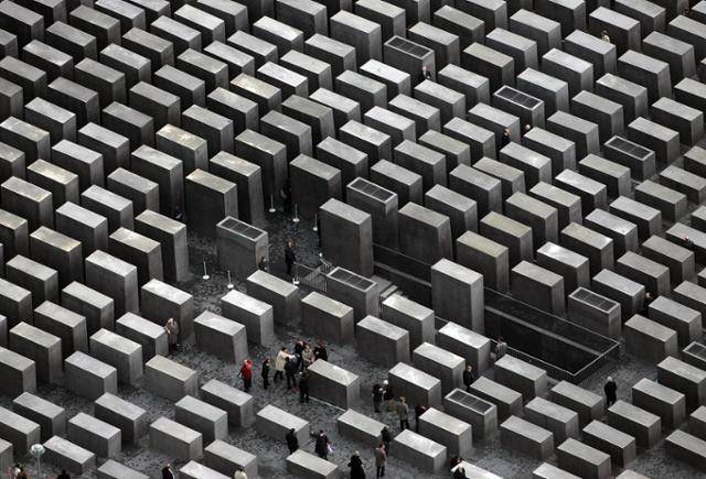 독일 베를린의 '홀로코스트 메모리얼'. 미국의 건축가 피터 아이젠만의 설계로 만들어진 이곳은 2차 세계대전 종전 69주년인 2005년에 개관했다. 베를린의 대표적인 관광명소 중 하나인 브란덴부르크 문 인근 6,000평 규모의 광활한 부지를 2,711개의 콘크리트 기둥으로 채웠다. 무려 17년간 여론 수렴 과정을 거쳐 만들어진 추모 시설이다. 광장의 가장자리에는 걸터앉을 수 있을 정도로 낮은 기둥들이 드문드문 이어지다가 광장 안으로 들어갈수록 바닥은 낮아지고 기둥은 높아져 사방이 가로막힌 듯한 어두운 고립감을 자아낸다. 당시 수용소에 갇혀 고통스럽게 죽어갔던 유대인들의 절망을 상징하는 장치다.