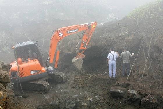 탐나라공화국은 2014년 2월 첫 삽을 떴다. 사진은 그해 7월 땅을 팔 때 장면이다. 손민호 기자
