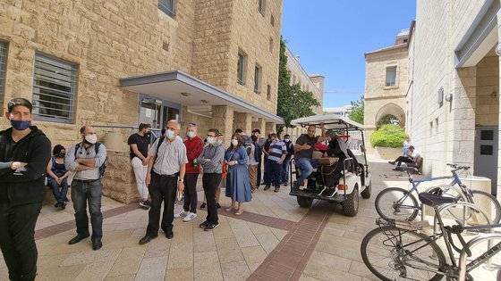 27일(현지시간)오후 이스라엘 예루살렘 시청 임시백신 접종센터에서 백신을 맞으려는 사람들이 순서를 기다리고 있다. 임현동 기자