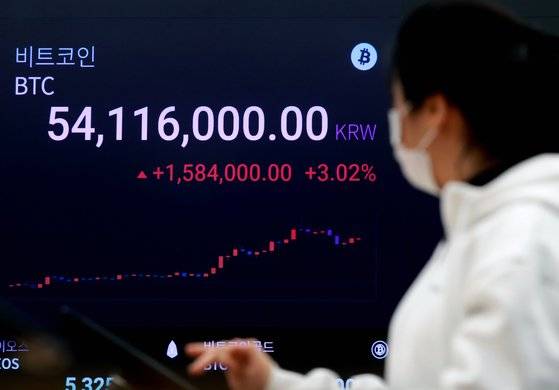 비트코인 가격이 사상 최고가인 5만 달러 돌파를 눈앞에 둔 가운데 16일 오후 서울 강남구 가상화폐 거래소 ‘업비트’의 전광판에 비트코인 가격이 표시돼고 있다. 뉴스1