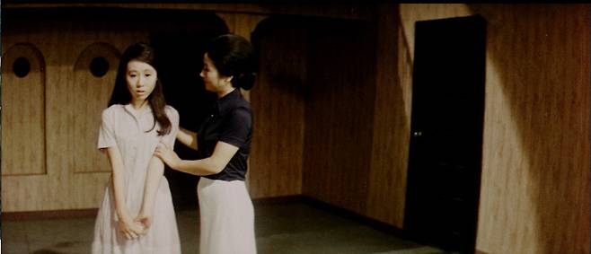 윤여정의 영화 데뷔작 <화녀>(1971)