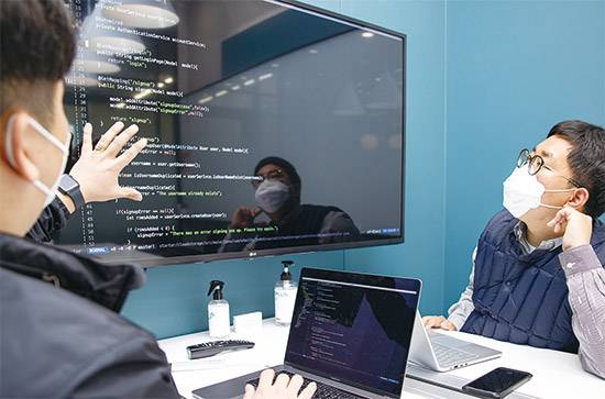 개발자에게 회의는 필수다. 외골수처럼 방 안에 틀어박혀 프로그램만 개발한다고 생각하면 오산이다. <최영재 기자>