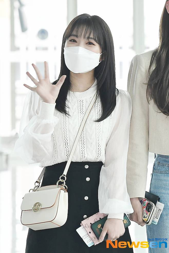 IZ*ONE members Sakura Miyawaki, Nako Yabuki and Hitomi Honda left for Narita, Tokyo, Japan on April 29 via the Incheon International Airport in Unseo-dong, Jung-gu, Incheon.IZ*ONE (IZONE) member Nako Yabuki is leaving the country.