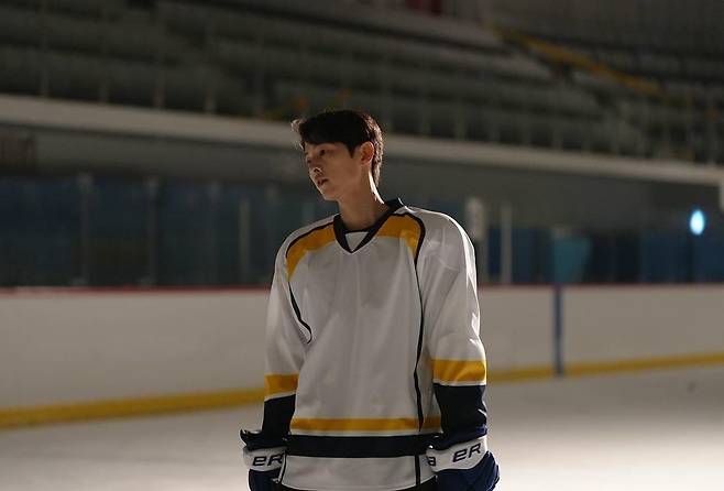 A charming photo of Actor Song Joong-ki has been released.On April 29, a picture was posted on the official Song Joong-ki Instagram account operated by the agency along with hockey emoticons.Drama Vinsenzo was released, and the picture shows Song Joong-ki in hockey suit.You can feel the charm of Sport Club do Recipety with the appearance of styling suits every time in the work.Song Joong-ki is divided into Italian mafia Concilieri Vincenzo who came to Korea due to the betrayal of the organization in TVN Drama Vincenzo.In his work, Song Joong-ki is loved by Hong Cha-young (Jeon Yeo-bin), as well as dark hero pleasure-filled action that sweeps out the villain in the way of a villain, as well as the charm of reversal between coolness and comic.In addition, it is expected to continue its activities through the movie Bogota, which tells the stories of people living a fierce life in order to immigrate to Colombia in the 1990s.
