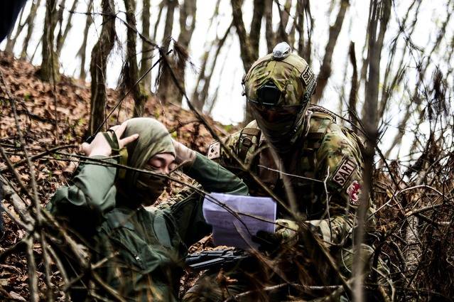 [서울=뉴시스]공군 6탐색구조비행전대 항공구조사들이 강원도 영월 산악지역에서 지난 26일부터 오는 30일까지 진행되는 ‘전투생환 및 산악구조훈련’에 참가해 가상의 조난 조종사와 접선해 조난자의 상태를 확인하고 있다. 공군 최정예 특수부대인 항공구조사(SART : Special Air force Rescue Team)는 유사시 조난된 아군을 구출하는 것이 주 임무인 대한민국 유일의 특수탐색구조대대로 항공기 및 선박 사고, 재해·재난 시 대민지원 등 국민의 생명과 안전을 지키는 특수 임무도 함께 수행하고 있다. (사진=공군 제공) 2021.04.29. photo@newsis.com *재판매 및 DB 금지