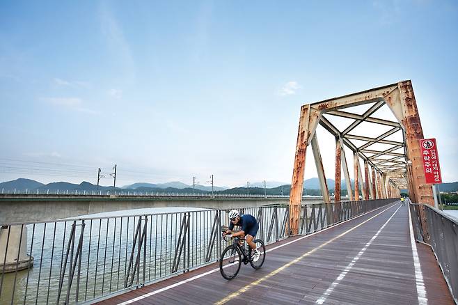 녹슨 철골을 그대로 남겨둔 북한강철교를 건너면 남한강자전거길 코스가 본격적으로 시작된다.