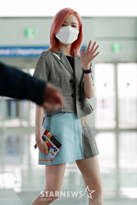 일본으로 떠나는 히토미. 눈이 발갛다. 인천국제공항=임성균 기자