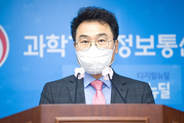 고서곤 과학기술정보통신부 연구개발정책실장이 29일 오전 세종특별자치시 세종파이낸스센터 과기정통부 기자실에서 ‘제15회 국가과학기술자문회의 심의회의 안건’ 관련 브리핑을 하고 있다.(사진=과학기술정보통신부)