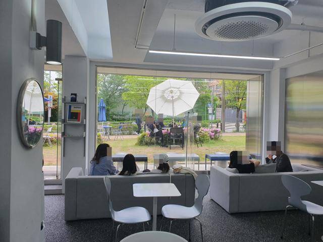 동편마을 카페거리 한 카페 내부 모습.