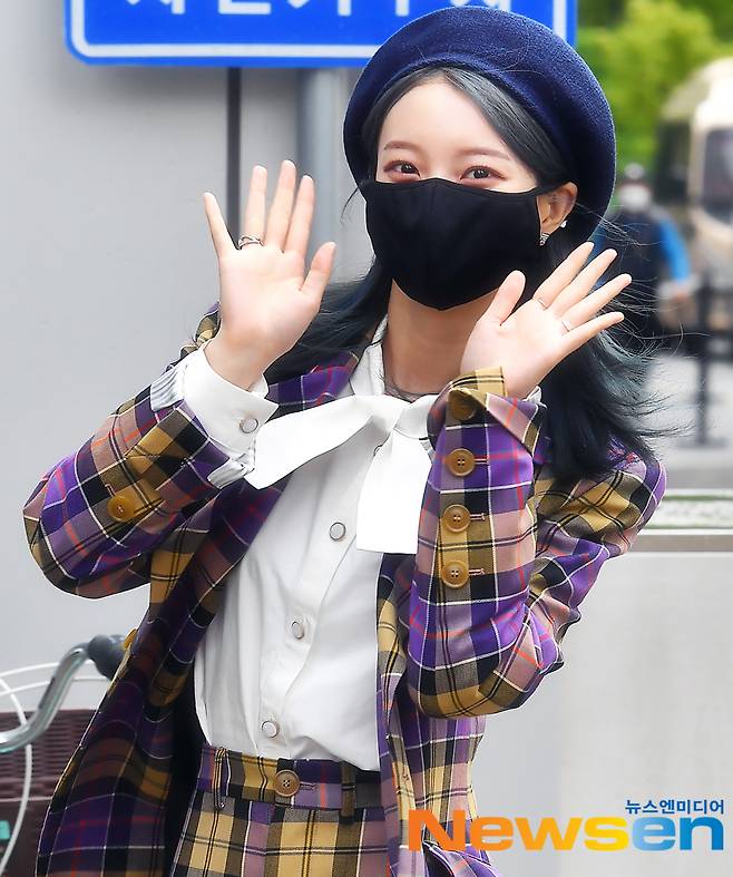 OH MY GIRL Binnie is heading to the broadcasting station for the recording of the JTBC liberal arts program China is a Klass - Question, which was held at JTBC Ilsan Studio in Janghang-dong, Ilsan-dong, Goyang-si, Gyeonggi-do on April 30th.