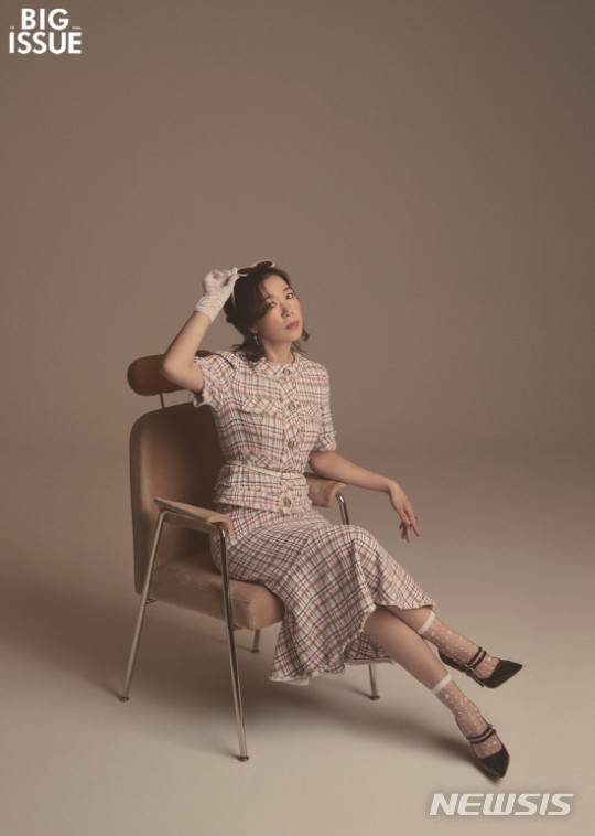 [서울=뉴시스] 염혜란 화보. 사진 = 빅이슈. 2021.4.30. photo@newsis.com