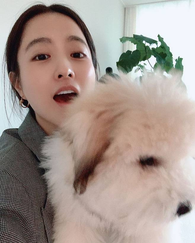 The most cute of the world...everyday life is Pobli itselfActor Park Bo-young shares Pobliss routinePark Bo-young posted a picture on his Instagram on the 30th with an article entitled Wangk Wanggui.Park Bo-young in the public photo is taking a self-portrait with a dog in his arms.Especially, the big eyes, the sharp nose and the mouth that are good for the beauty is getting more prominent and captivating the attention.On the other hand, Park Bo-young has recently started to communicate with fans after opening SNS, and on May 10th, TVN Wolhwa drama Destruction came to my house entrance one day is about to be broadcasted first.Photo: Park Bo-young Instagram