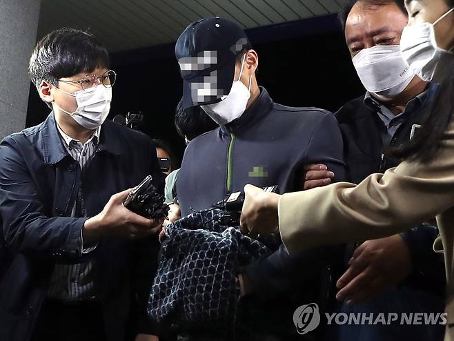 누나 살해 후 강화도 농수로에 유기한 20대 남동생 (인천=연합뉴스) 윤태현 기자 = 30대 누나를 살해한 혐의를 받는 20대 남동생 A씨가 지난달 29일 오후 인천시 강화군 강화읍 강화경찰서로 압송되고 있는 모습. A씨는 누나 B씨를 흉기로 여러 차례 찔러 살해한 뒤 인천시 강화군 삼산면 석모도 한 농수로에 유기한 혐의를 받고 있다. [연합뉴스 자료사진]