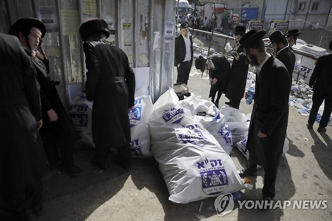 사고 현장 수습하는 유대인들 [AP=연합뉴스]