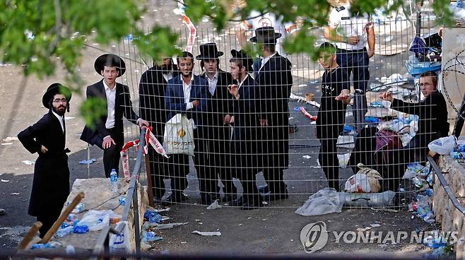 참사 현장 지켜보는 유대인들 [AFP=연합뉴스]