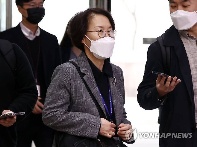 출근하는 임혜숙 장관 후보자 (서울=연합뉴스) 윤동진 기자 = 임혜숙 과학기술정보통신부 장관 후보자가 20일 오전 서울 광화문 우체국에 마련된 후보자 사무실로 출근하고 있다. 2021.4.20 mon@yna.co.kr