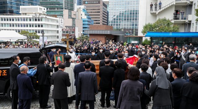 1일 오전 서울대교구 명동대성당에서 거행된 정진석 니콜라오 추기경 장례미사.많은 사람들의 애도속에 정추기경님의 관이 운구차에 옮겨지고 있다.=사진공동취재단