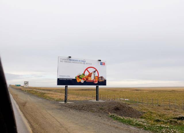 짐 검사할 때 문제는 식량이었다. 사람에겐 음식물이, 차에겐 휘발유가 걸림돌이다. ⓒ강미승