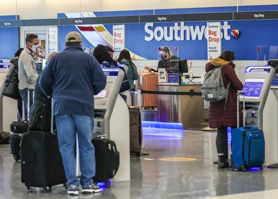 미국 시카고 미드웨이 국제공항 사우스웨스트항공 발권 데스크에 늘어선 승객 EPA 연합뉴스