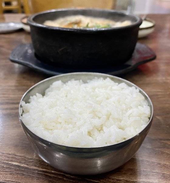 순댓국과 스테인레스 공깃밥. 정부는 1960년대 말 스테인레스 공기의 규격을 정해 쌀 소비량을 조절했다. 김홍준 기자