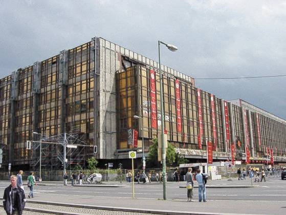 동독 정권은 2차 대전 중 큰 피해를 입지 않은 베를린궁전을 폭파시키고 그 자리에 콘크리트 건물로 공화국 궁전을 세웠다. [사진 독일연방문서보관소]