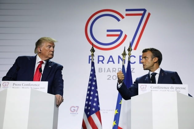 2019년 프랑스 비아리츠에서 열린 G7 정상회의에서 도널드 트럼프 당시 미국 대통령과 에마뉘엘 마크롱 프랑스 대통령이 성명을 발표하고 있다./ AFP연합뉴스