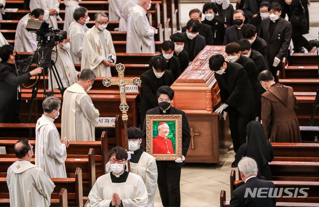 [서울=뉴시스]사진공동취재단 = 고(故) 정진석 추기경의 장례미사가 1일 서울 중구 명동성당 대성전에서 염수정 추기경 주례로 거행되고 있다.  2021.05.01. photo@newsis.com