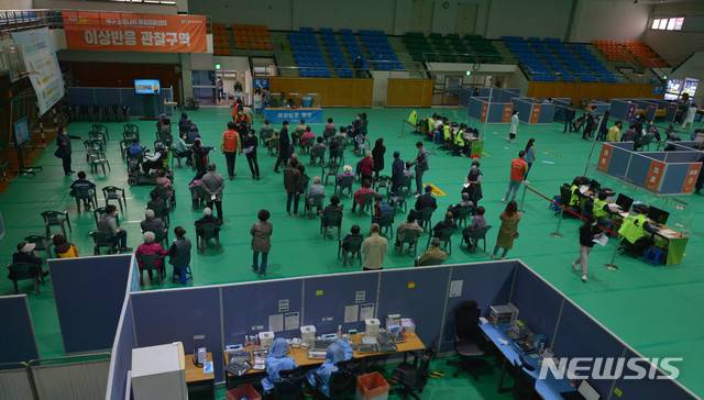 [광주=뉴시스]변재훈 기자 = 19일 오전 광주 북구 용봉동 예방접종센터에서 75세 이상 노인 대상 코로나19 화이자 백신 접종이 진행되고 있다. 2021.04.19. wisdom21@newsis.com