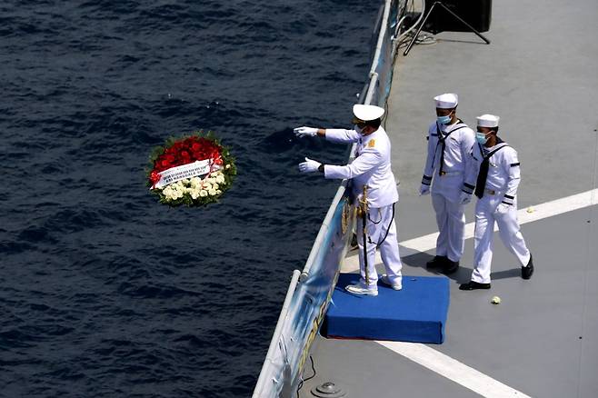 희생자들을 추모하는 인도네시아 해군. 사진=로이터 연합뉴스