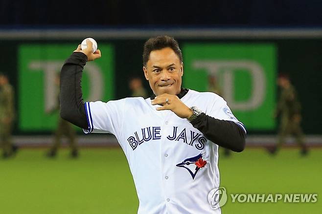 성 추문으로 MLB서 퇴출당한 알로마가 토론토 유니폼을 입고 시구하는 장면 [게티이미지/AFP=연합뉴스 자료사진]