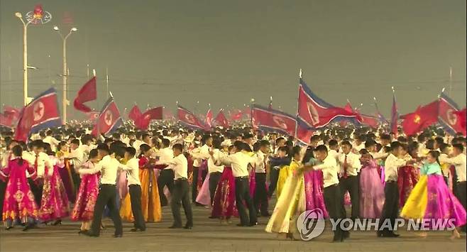 평양 김일성광장에서 북한 청년들 야간 무도회 (서울=연합뉴스) 북한 조선중앙TV가 평양 김일성광장에서 열린 청년 전위의 횃불 행진을 1일 밤 녹화 방송했다. 이 횃불 행진은 5년 만에 열린 당 외곽단체 청년동맹의 10차 대회를 기념해 열린 것으로 보인다. 이어 광장에서는 야간 무도회가 진행됐다. [조선중앙TV 화면] 2021.5.1      [국내에서만 사용가능. 재배포 금지. For Use Only in the Republic of Korea. No Redistribution]   nkphoto@yna.co.kr