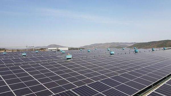 경북 천북산단 한 공장 지붕에 설치된 태양광 패널