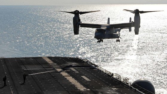 2016년 3월 경북 포항 인근 해상에서 열린 한미 연합상륙훈련에 참가한 미국 해군의 강습상륙함 본험 리차드함에서 수직이착륙기 오스프리(MV-22)가 출격하고 있다. [중앙포토]
