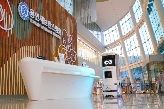 SK Telecom's Keemi monitors visitors at Yongin Severance Hospital in Gyeonggi. [SK TELECOM]