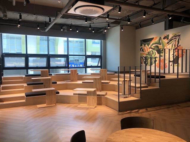 부산에서 창업하는 청년을 위한 창업·주거 복합공간 '창업공간100'이 지난달 29일 해운대구 좌동에 문을 열었다. 스타트업을 위한 사무 공간과 스튜디오, 주거공간 등으로 구성돼 있다. 

[사진제공=부산시]