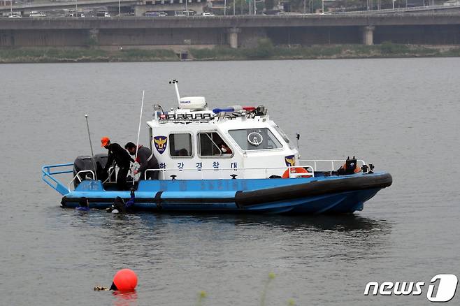 한밤중 서울 반포한강공원에서 잠들었던 대학생 손 씨가 실종된 지 엿새째인 지난달 30일 오후 서울 반포한강에서 경찰이 수색작업을 하고 있다/사진제공=뉴스1